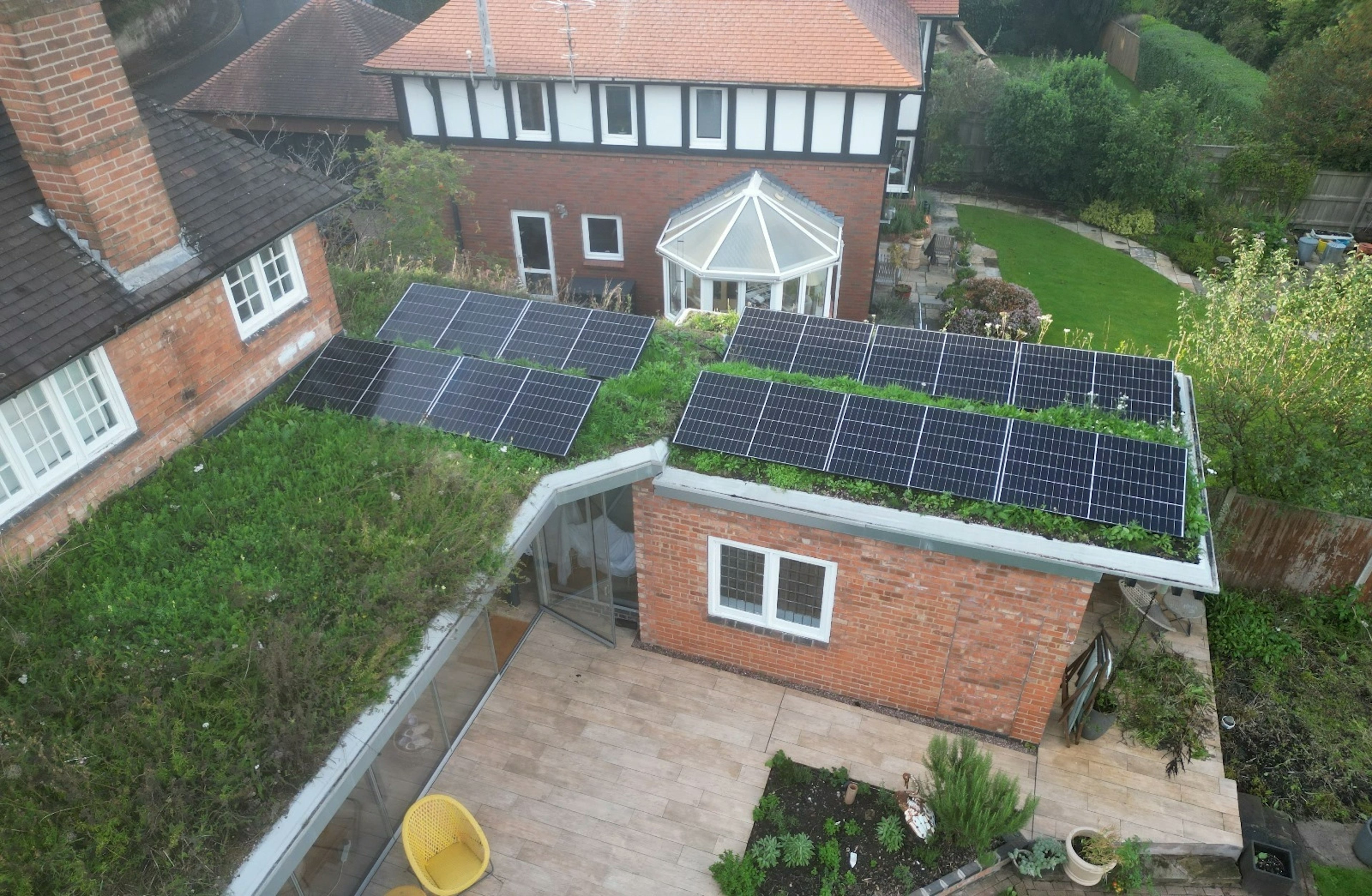 Harnessing the Power of Nature: A Green Roof Solar and Battery Installation